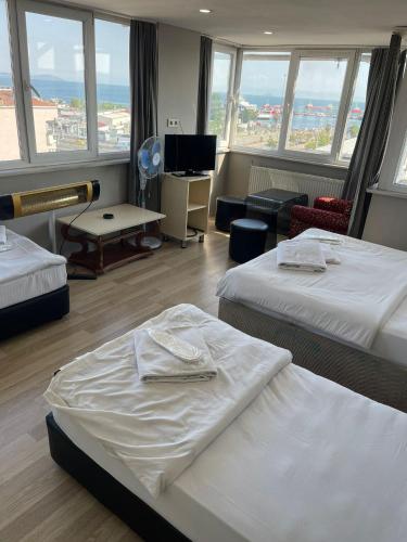 pokój hotelowy z 2 łóżkami i telewizorem w obiekcie Simge suitotel w Stambule