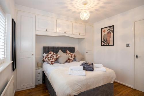 Ліжко або ліжка в номері GuestReady - Charming Retreat near Salford Quays