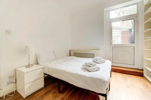 Ένα ή περισσότερα κρεβάτια σε δωμάτιο στο GuestReady - Superb haven near Hampstead Heath