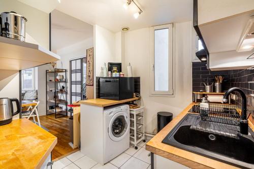 Il comprend une cuisine équipée d'un lave-linge et d'un sèche-linge. dans l'établissement GuestReady - Apt. de charme pour 2 dans le 13e, à Paris
