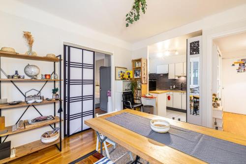 une cuisine et une salle à manger avec une table dans une pièce dans l'établissement GuestReady - Apt. de charme pour 2 dans le 13e, à Paris