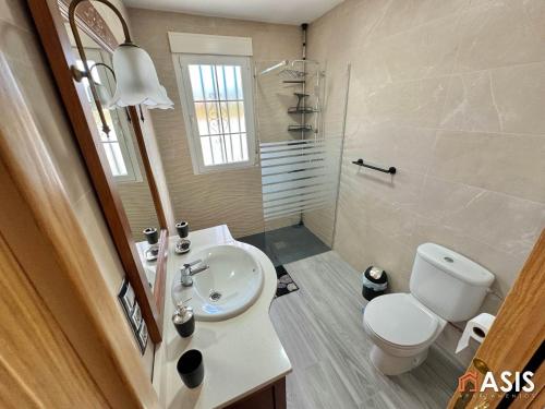 Ένα μπάνιο στο Apartamento asis B