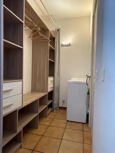 Cette chambre dispose d'une armoire et d'un réfrigérateur. dans l'établissement T2 JuanOnTheBeach, à Vallauris