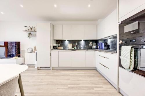 O bucătărie sau chicinetă la GuestReady - Cosmopolitan Living in Hounslow