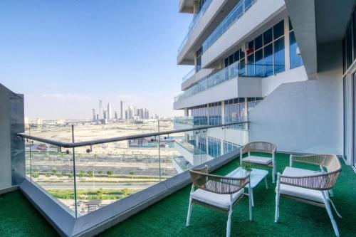 a balcony with two chairs and a table on a building at GuestReady - Magnífica casa em Aliyah Azizi in Dubai