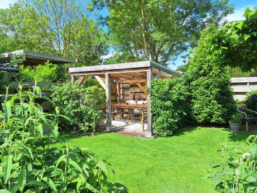 Taman di luar Loft De Hooizolder met Sauna bij te boeken