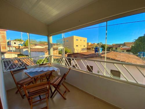 - un balcon avec deux chaises et une table avec vue dans l'établissement Casa Freire Mafra, à Rio de Contas