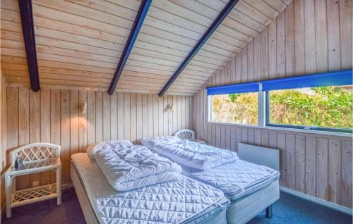2 camas en una habitación con paredes de madera en 3 Bedroom Cozy Home In Hejls, en Hejls