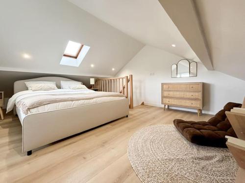 - une chambre avec un grand lit blanc et une commode dans l'établissement New duplex 1 minute walking from overground, à Antony