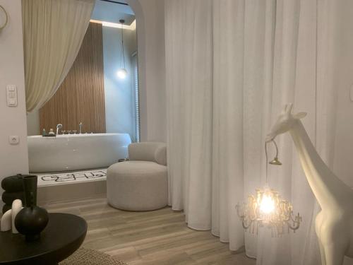 Ένα μπάνιο στο Khroma Luxury Suite 4 beach front apartment