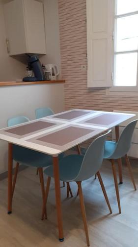 Photo de la galerie de l'établissement Centre ville avec garage, à Laval