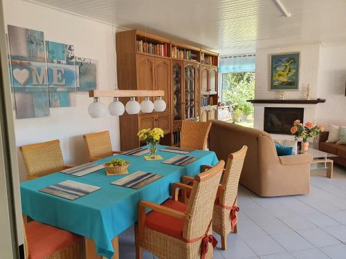 a dining room with a blue table and chairs at Ferienwohnung Erika in Bad Zwischenahn