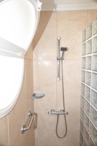 a shower in a bathroom with a window at Vistas Increíbles y Confort en 1ª Línea de Playa in Santa Pola