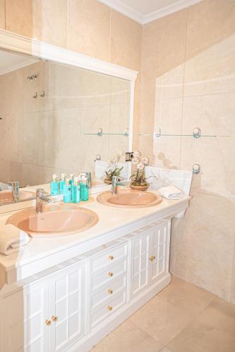 a bathroom with two sinks and a mirror at Vistas Increíbles y Confort en 1ª Línea de Playa in Santa Pola