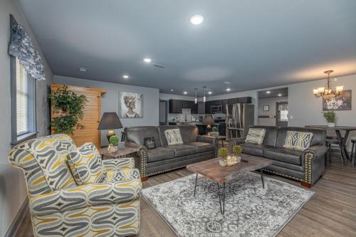 ein großes Wohnzimmer mit Sofas und einem Tisch in der Unterkunft Sweet Surrender by Eden Crest in Pigeon Forge
