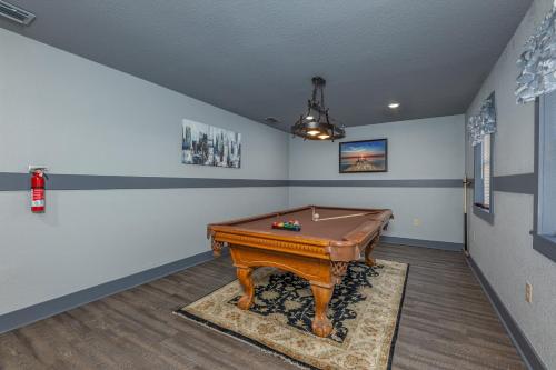 ein Billardtisch in einem Raum mit blauen Wänden in der Unterkunft Sweet Surrender by Eden Crest in Pigeon Forge