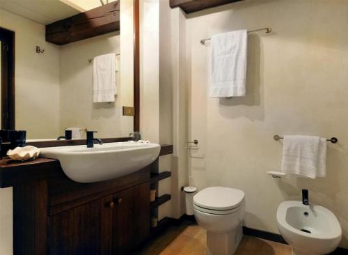 a bathroom with a white sink and a toilet at Ca' della Tana charming apartment in Biennale area in Venice