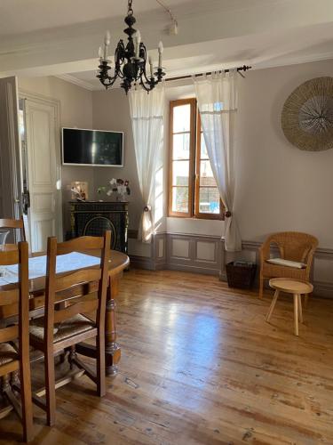 d'un salon avec une table à manger et un lustre. dans l'établissement Domaine de Bellevue CHAMBRE D'HÔTES, à Beaumes-de-Venise