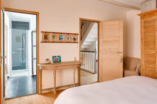 - une chambre avec une porte menant à une salle de bains dans l'établissement 850 m plage la 