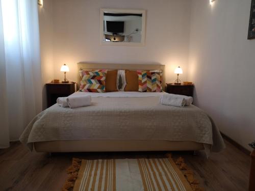sypialnia z dużym łóżkiem i 2 szafkami nocnymi w obiekcie Apartment Astoria w mieście Krilo