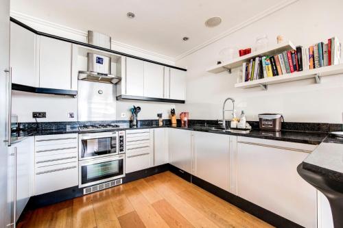 Kuhinja oz. manjša kuhinja v nastanitvi GuestReady - Cosmopolitan Living in Central London