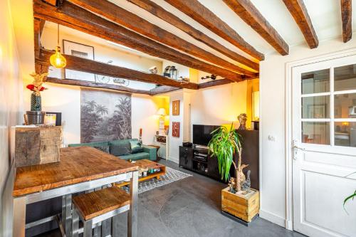 un salon avec une table et un canapé dans l'établissement GuestReady - Appartement élégant au cœur de Paris, à Paris