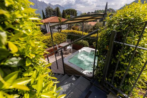 a garden with a jacuzzi in a building at Villa Vitali - Bellagio in Bellagio