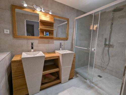 łazienka z 2 umywalkami i prysznicem w obiekcie Gîte Loubet w mieście Saint-Jacques-en-Valgodemard
