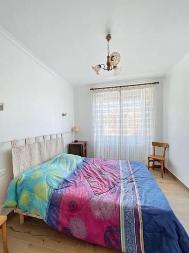 - une chambre avec un lit et une couverture colorée dans l'établissement BRP Aveyron, Castan House, 5 beds, à Druelle