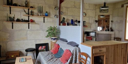 une petite cuisine avec une table et un comptoir avec une table sidx sidx dans l'établissement Loft Bellevue, à Trôo