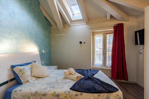 a bedroom with a bed in a room with a window at Villa Vitali - Bellagio in Bellagio
