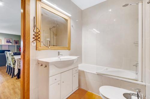 Et badeværelse på 3 bedrooms apartement with wifi at Lisboa