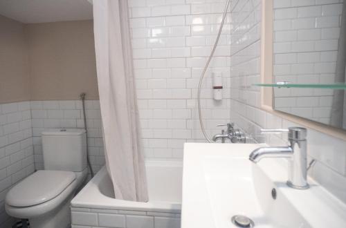 Bilik mandi di NG Villas Polichrono