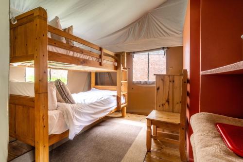 1 dormitorio con 2 literas en una habitación en Kite - Exton Park, 