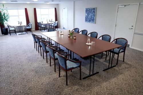 a conference room with a wooden table and chairs at Montra Hotel Sabro Kro in Sabro