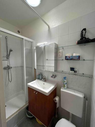 une salle de bain avec toilettes, lavabo et douche dans l'établissement Your Parisian Home 10 min walk from Eiffel Tower, à Paris