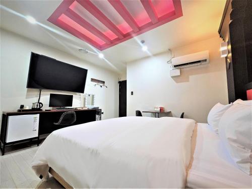 HOTEL ViAにあるテレビまたはエンターテインメントセンター