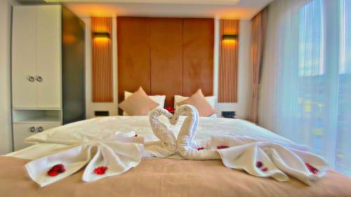 two swansuitsrendered to look like hearts on a bed at Green Nazar Hotel in Trabzon