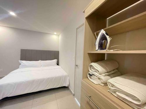 Ένα ή περισσότερα κρεβάτια σε δωμάτιο στο Beautiful apartment, BBQ, A.C, 5 min Arena, Gym