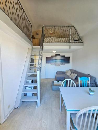 un salon avec un escalier et un canapé dans l'établissement Joli & Cosy ! 4 Personnes, à Gruissan