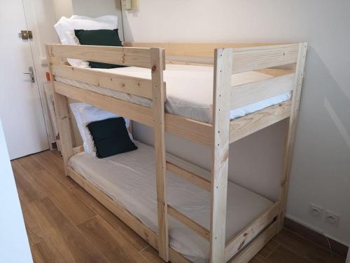 quelques lits superposés dans une chambre dans l'établissement Superbe studio rénové vue étangs, à Mauguio