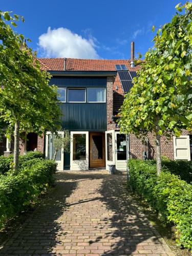 エーペンにあるLandhuis Bovenste Bosの石畳の私道付きのレンガ造りの家