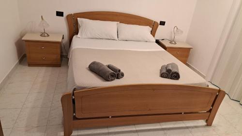 - une chambre avec un grand lit et 2 tables de chevet dans l'établissement La Foggia seaside paradise, à Siculiana