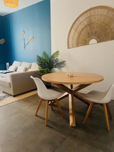 - un salon avec une table et des chaises dans l'établissement Le contemporain - Golfe Juan - 5 min des plages - 10 min de Cannes!, à Vallauris