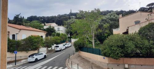 un groupe de voitures garées sur le côté d'une rue dans l'établissement Maison de ville, à Sète