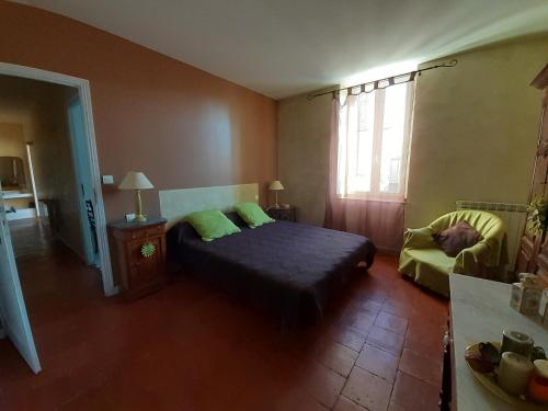 une chambre avec un lit et une fenêtre dans l'établissement Gite Le Provencal, à Laure-Minervois