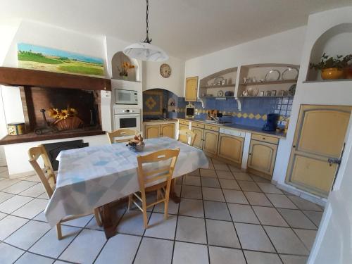 une cuisine avec une table et des chaises dans l'établissement Gite Le Provencal, à Laure-Minervois