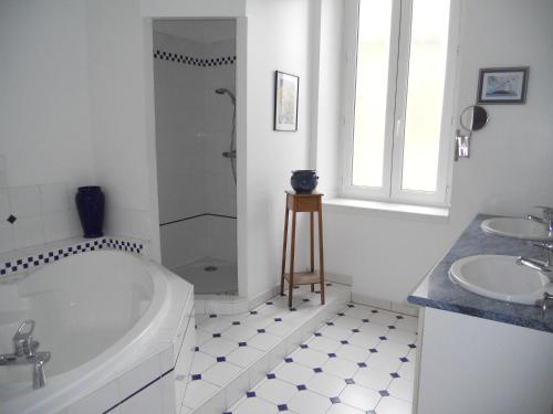 une salle de bain blanche avec une baignoire et un lavabo dans l'établissement Gite Le Provencal, à Laure-Minervois