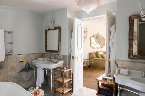 bagno con lavandino e specchio di Passalacqua a Moltrasio