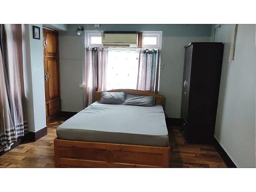 Tempat tidur dalam kamar di Tenzing building